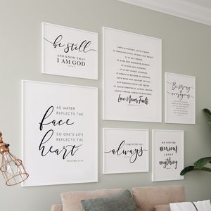 Könnte beinhalten: Ein Satz von sechs gerahmten Drucken mit inspirierenden Zitaten und Bibelversen. Die Drucke sind in Schwarzweiß gehalten und haben einen modernen minimalistischen Stil. Die Zitate beinhalten "Sei still und wisse, dass ich Gott bin", "Wie das Wasser das Gesicht widerspiegelt, so spiegelt das Leben des Menschen das Herz wider", "Liebe ist geduldig, Liebe ist gütig", "Ich bin immer bei dir", "Sei stark und mutig", und "Sorge dich um nichts".