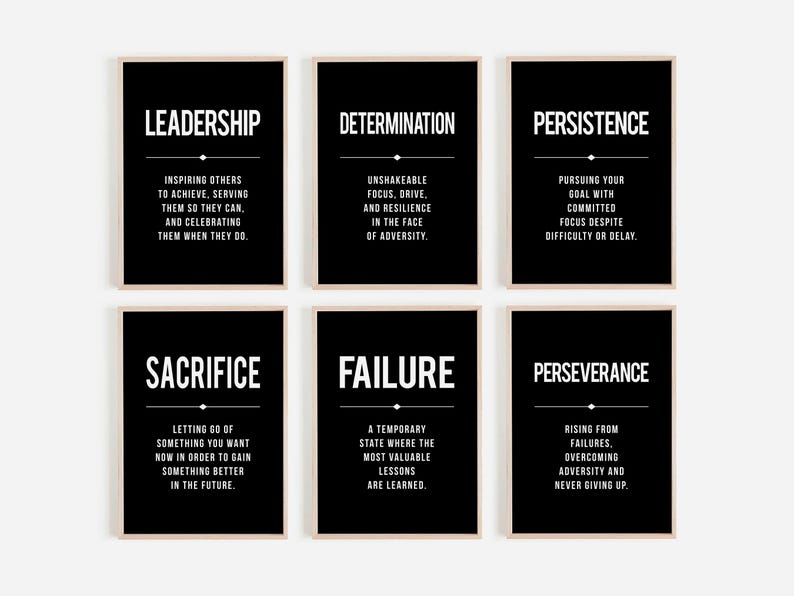 Puede incluir: Seis carteles motivacionales enmarcados con fondos negros y texto blanco. Los carteles muestran palabras como "Liderazgo", "Determinaci&oacute;n" y "Persistencia", cada una con una definici&oacute;n debajo. Los marcos son de color beige claro.