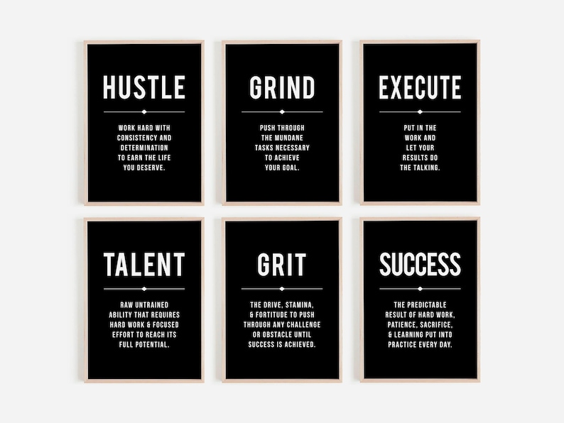 Puede incluir: Seis carteles motivacionales enmarcados con fondos negros y texto blanco. Los carteles muestran palabras como "Hustle", "Grind" y "Success", cada una con una definici&oacute;n. Los marcos son de color beige claro.