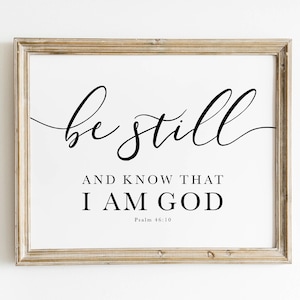 以下が含まれることがあります： 白い背景に黒い文字で「be still and know that I AM GOD Psalm 46:10」と書かれた額装されたプリントです。