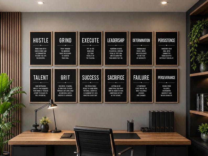 Puede incluir: Una colecci&oacute;n de carteles motivacionales enmarcados con fondos negros y texto blanco, que incluyen palabras como "Hustle", "Grind" y "Success". Los carteles se exhiben sobre un escritorio de madera con una l&aacute;mpara negra y &uacute;tiles de oficina.