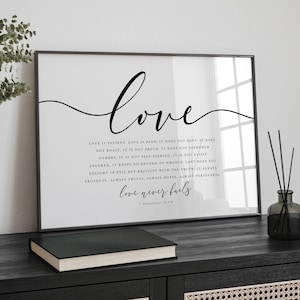 O amor nunca falha, decoração cristã, arte de parede para impressão, presente de casamento religioso, citação bíblica horizontal, versículo bíblico de Coríntios 13:4