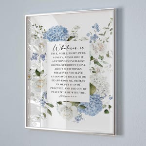 Puede incluir: Una impresión enmarcada en blanco con un diseño floral de acuarela con flores azules y blancas. La impresión incluye un versículo bíblico que dice: "Todo lo que es verdadero, noble, justo, puro, amable, digno de alabanza, si hay alguna excelencia o alguna alabanza, piensa en estas cosas. Todo lo que has aprendido o recibido o oído de mí, o visto en mí, ponlo en práctica y el Dios de la paz estará contigo, Filipenses 4:8"