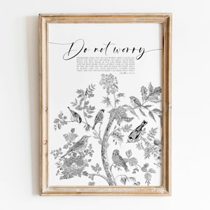 Puede incluir: Una impresión de arte de pared imprimible en blanco y negro con una cita que dice "No te preocupes". La cita es de la Biblia, Mateo 6:25-34. La impresión presenta una ilustración vintage de un árbol con pájaros.