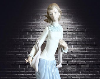 Nao Lladro DAISA porcelain figurine 'Far Away Thoughts' by Vicente Martinez vintage 1984 chipped finger right hand