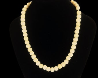 1940s ivory celluloid short single strand bead necklace with twist closure