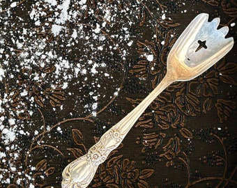 Rogers Bros B47 silver plated Heritage mid century slotted sugar sifting spoon