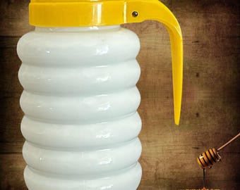 White ribbed milk glass creamer sauce or honey pourer with handled lid and retractable lip vintage 1970s