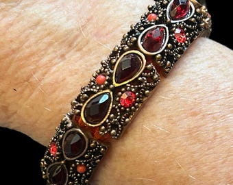 Vintage 1990s faux garnet and red stone stretch beaded bracelet