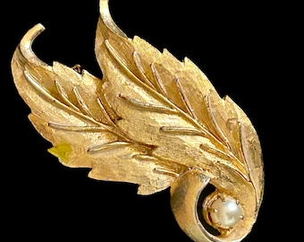 1960s Vintage Faux Gold Leaf Brooch: freshwater pearl