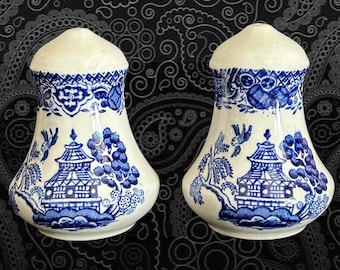 Blue Willow blue and white vintage 1960s unmarked porcelain salt and pepper shakers