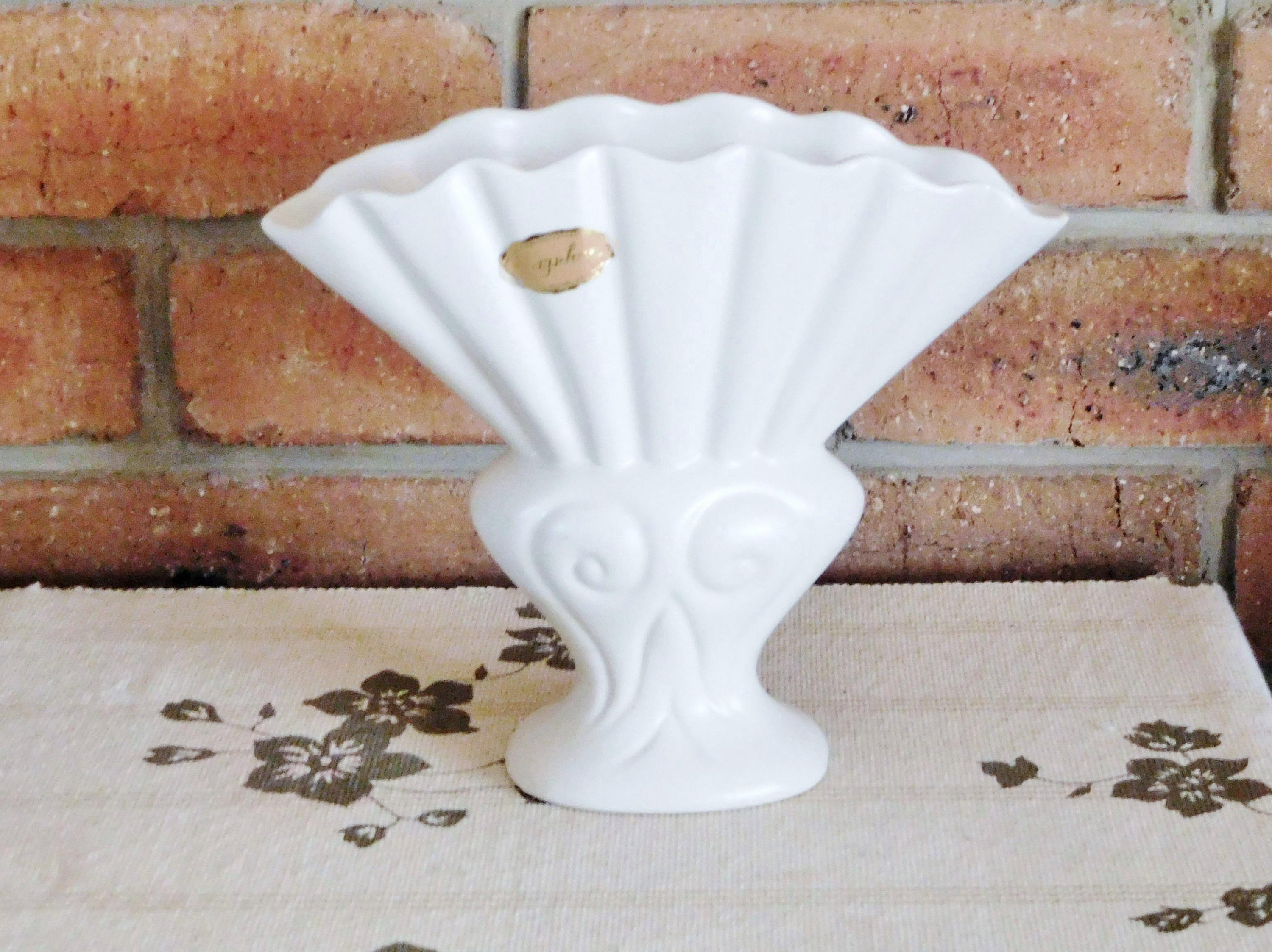 Raynham 1950s classic fan shaped vase with label, design no. 93, mid