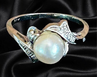 1950s 14K white gold pearl and diamond ring size 8 / P