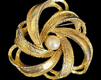 1960s Vintage set of 4 gold tone brooches: diamantes and faux pearl
