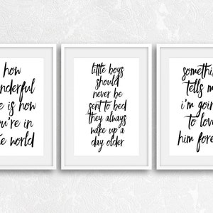 Pode incluir: Três impressões emolduradas com caligrafia preta sobre fundos brancos. As impressões apresentam citações inspiradoras: "how wonderful life is how you're in the world", "little boys should never be sent to bed" e "something tells me I'm going to love him forever".