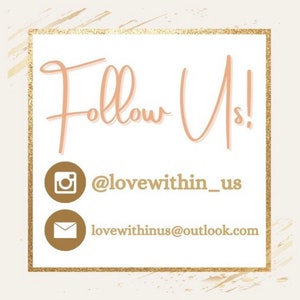 K&ouml;nnte beinhalten: Ein wei&szlig;es Quadrat mit goldenem Rand und dem Text "Follow Us!" in Rosa. Unter dem Text befinden sich zwei Symbole: ein goldenes Instagram-Symbol und ein goldenes E-Mail-Symbol. Der Text unter den Symbolen lautet "@lovewithin_us" und "lovewithinus@outlook.com".
