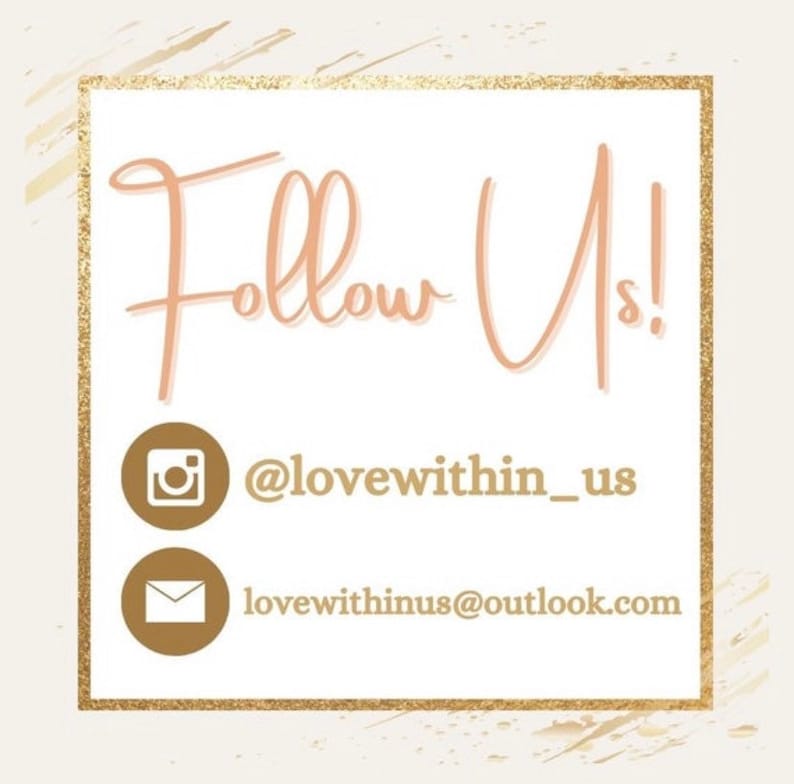 K&ouml;nnte beinhalten: Ein wei&szlig;es Quadrat mit goldenem Rand und dem Text "Follow Us!" in Rosa. Unter dem Text befinden sich zwei Symbole: ein goldenes Instagram-Symbol und ein goldenes E-Mail-Symbol. Der Text unter den Symbolen lautet "@lovewithin_us" und "lovewithinus@outlook.com".