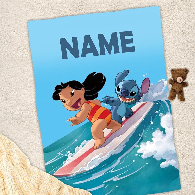 Peut inclure: Une serviette de plage bleue et blanche avec une image de dessin anim&eacute; de Lilo et Stitch sur une planche de surf sur une vague. Le texte "NAME" est en haut de la serviette.