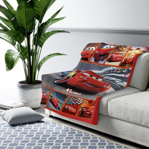 Puede incluir: Una manta de forro polar suave con un collage de Lightning McQueen de la franquicia Cars. El dise&ntilde;o incluye varias escenas de carreras, una gran imagen central del coche de carreras rojo y la palabra Name impresa en letra cursiva blanca.
