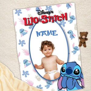 K&ouml;nnte beinhalten: Ein rechteckiger Fotorahmen im Disney Lilo & Stitch-Design mit wei&szlig;em Hintergrund und einem wiederkehrenden Muster aus blauen Stitch-Figuren, rosa Palmbl&auml;ttern und Blumen. Der Text lautet Disney's Lilo & Stitch und NAME &uuml;ber einem Oval.