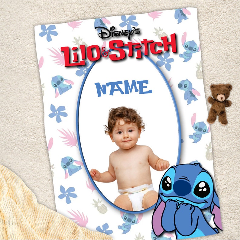 K&ouml;nnte beinhalten: Ein rechteckiger Fotorahmen im Disney Lilo & Stitch-Design mit wei&szlig;em Hintergrund und einem wiederkehrenden Muster aus blauen Stitch-Figuren, rosa Palmbl&auml;ttern und Blumen. Der Text lautet Disney's Lilo & Stitch und NAME &uuml;ber einem Oval.