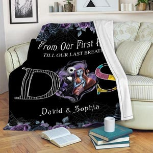 Puede incluir: Una manta negra con Jack y Sally de Pesadilla antes de Navidad. La manta tiene el texto "From Our First Hello Till Our Last Breath" y los nombres "David & Sophia". La manta est&aacute; decorada con rosas moradas y telara&ntilde;as.