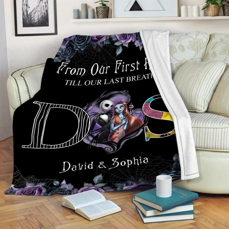 Puede incluir: Una manta negra con Jack y Sally de Pesadilla antes de Navidad. La manta tiene el texto "From Our First Hello Till Our Last Breath" y los nombres "David & Sophia". La manta est&aacute; decorada con rosas moradas y telara&ntilde;as.