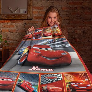 Puede incluir: Una manta de forro polar con Lightning McQueen de la franquicia de pel&iacute;culas Disney Pixar Cars. El dise&ntilde;o incluye varios paneles del coche de carreras rojo en una pista, una gran imagen central del coche y la palabra Name en letra cursiva.