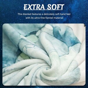 K&ouml;nnte beinhalten: Eine gefaltete Decke mit einem blau-wei&szlig;en Blumenmuster. Die Decke besteht aus ultrafeinem Flanellmaterial und tr&auml;gt die Aufschrift "EXTRA SOFT". Der Text erw&auml;hnt auch ein zartes, weiches Gef&uuml;hl.