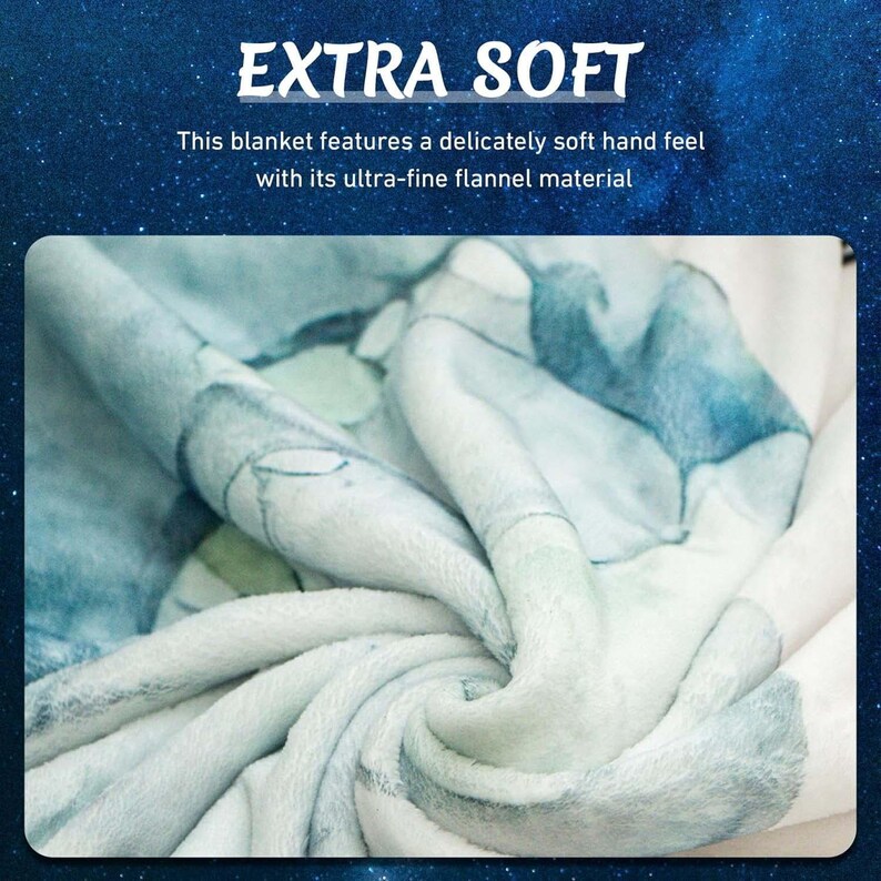 K&ouml;nnte beinhalten: Eine gefaltete Decke mit einem blau-wei&szlig;en Blumenmuster. Die Decke besteht aus ultrafeinem Flanellmaterial und tr&auml;gt die Aufschrift "EXTRA SOFT". Der Text erw&auml;hnt auch ein zartes, weiches Gef&uuml;hl.