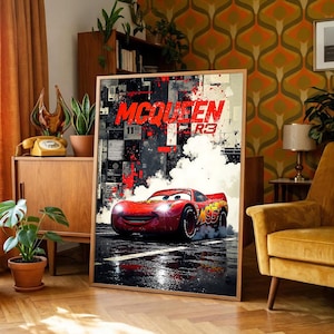 K&ouml;nnte beinhalten: Ein gerahmtes Poster mit Lightning McQueen aus dem Film Cars. Das rote Rennauto ist in Bewegung dargestellt, mit dem Text "McQueen" in Rot und Wei&szlig;. Der Hintergrund zeigt eine Stadtlandschaft mit roten und schwarzen Akzenten.