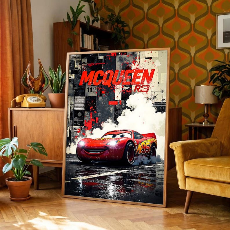 K&ouml;nnte beinhalten: Ein gerahmtes Poster mit Lightning McQueen aus dem Film Cars. Das rote Rennauto ist in Bewegung dargestellt, mit dem Text "McQueen" in Rot und Wei&szlig;. Der Hintergrund zeigt eine Stadtlandschaft mit roten und schwarzen Akzenten.