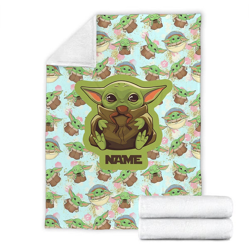 Może przedstawiać: Zielona i brązowa postać z kresk&oacute;wki z dużymi oczami i uroczym wyrazem twarzy. Postać siedzi na niebieskim tle z wzorem mniejszych wersji postaci. Tekst "NAME" jest wydrukowany pod postacią.