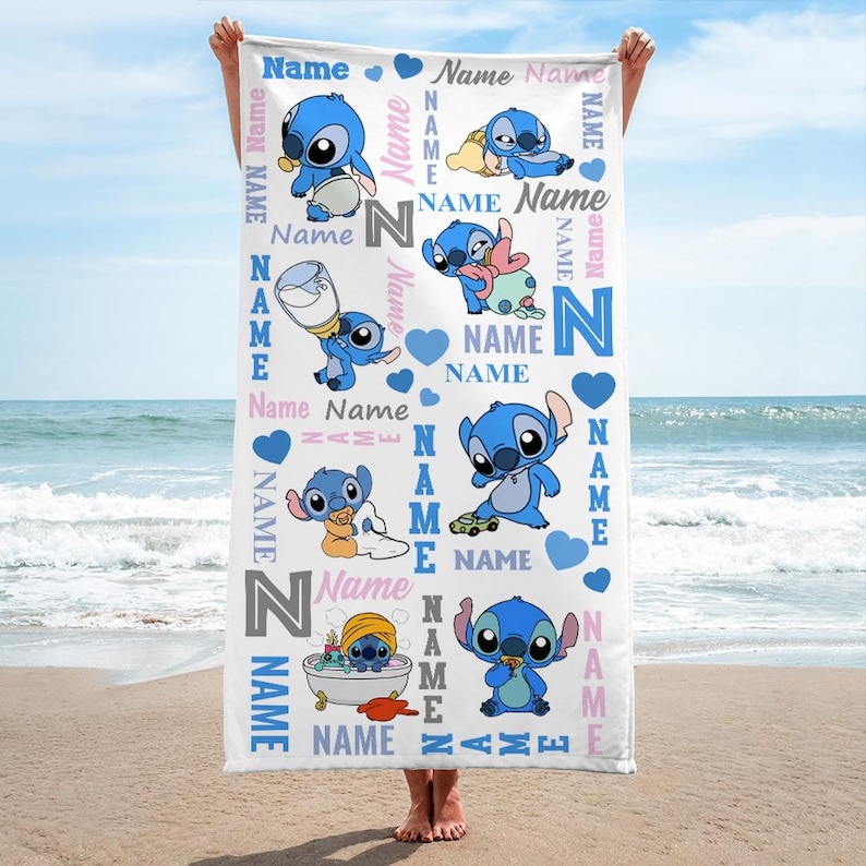 K&ouml;nnte beinhalten: Ein wei&szlig;es, rechteckiges Strandtuch mit einem sich wiederholenden Muster der blauen Figur Stitch in verschiedenen Posen, darunter beim Baden, Spielen und Halten von Gegenst&auml;nden. Das Design enth&auml;lt blaue Herzen und das Wort Name in verschiedenen Schriftarten.