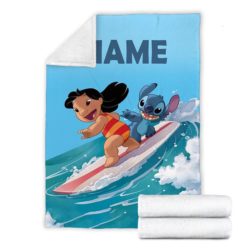 Peut inclure: Une couverture bleue et blanche avec une image de dessin anim&eacute; de Lilo et Stitch sur une planche de surf sur une vague. Le texte "NAME" est en haut de la couverture.