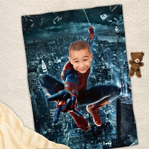 Puede incluir: La cara de un ni&ntilde;o se superpone a la cara de Spiderman, que se balancea en un horizonte urbano. El fondo es azul oscuro con una ciudad y vidrio roto.