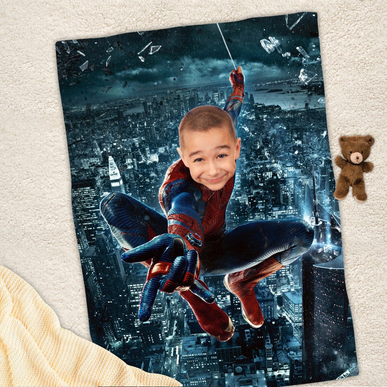 Puede incluir: La cara de un ni&ntilde;o se superpone a la cara de Spiderman, que se balancea en un horizonte urbano. El fondo es azul oscuro con una ciudad y vidrio roto.