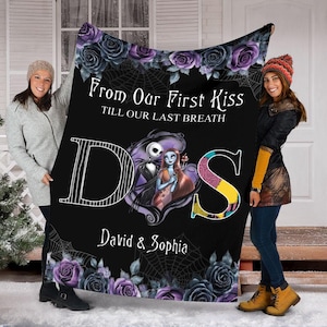 Puede incluir: Manta negra con Jack y Sally de Pesadilla antes de Navidad, con el texto "From Our First Kiss Till Our Last Breath" y los nombres "David & Sophia". La manta tiene un borde floral.