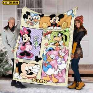 K&ouml;nnte beinhalten: Eine rechteckige Fleecedecke mit einer Collage aus Disney-Figuren wie Mickey Maus, Minnie Maus, Donald Duck, Daisy Duck und Goofy. Das Design enth&auml;lt ein gelbes Feld mit der Aufschrift CUSTOM NAME und einen Platz f&uuml;r einen Namen unten.