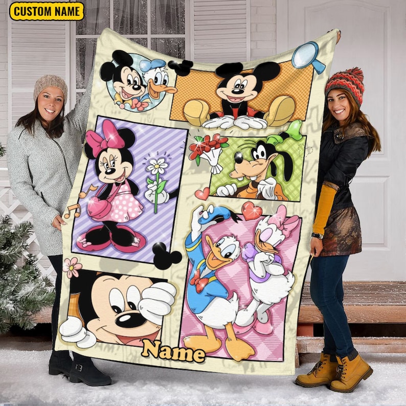 K&ouml;nnte beinhalten: Eine rechteckige Fleecedecke mit einer Collage aus Disney-Figuren wie Mickey Maus, Minnie Maus, Donald Duck, Daisy Duck und Goofy. Das Design enth&auml;lt ein gelbes Feld mit der Aufschrift CUSTOM NAME und einen Platz f&uuml;r einen Namen unten.