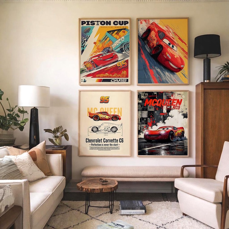 K&ouml;nnte beinhalten: Vier gerahmte Kunstdrucke mit der Figur Lightning McQueen aus dem Film Cars. Die Drucke zeigen verschiedene Rennszenen und Designs, mit der Nummer 95. Die Bilder h&auml;ngen in einem Wohnzimmer.