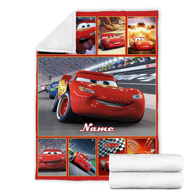 Puede incluir: Una manta de forro polar rectangular con m&uacute;ltiples escenas del coche de carreras rojo Lightning McQueen de la pel&iacute;cula Cars. El dise&ntilde;o incluye una gran imagen central de carreras, paneles m&aacute;s peque&ntilde;os con expresiones y la palabra Name.