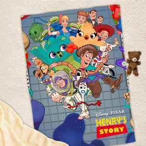 K&ouml;nnte beinhalten: Eine farbenfrohe Illustration von Figuren aus dem Disney Pixar Film 'Henrys Geschichte'. Zu den Figuren geh&ouml;ren Woody, Buzz Lightyear, Jessie und andere. Das Bild ist vor einem blau-wei&szlig; karierten Hintergrund platziert.