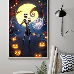 Puede incluir: Una ilustraci&oacute;n digital de Jack Skellington, el Rey Calabaza de Pesadilla Antes de Navidad, de pie con su perro fantasma Zero. Est&aacute;n rodeados de calabazas brillantes y una luna creciente.
