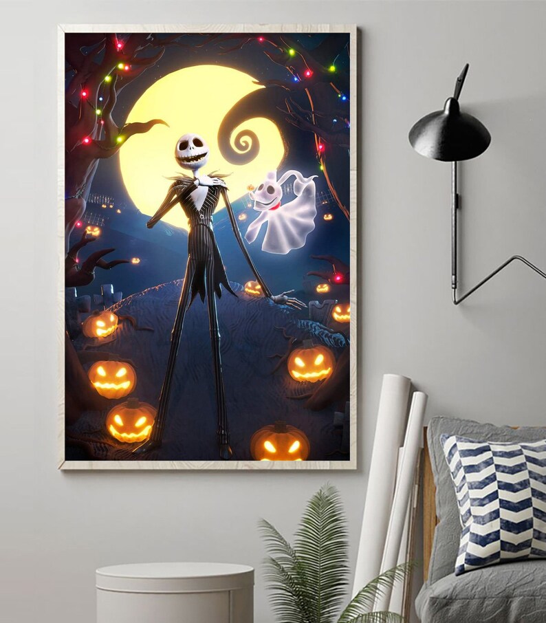 Puede incluir: Una ilustraci&oacute;n digital de Jack Skellington, el Rey Calabaza de Pesadilla Antes de Navidad, de pie con su perro fantasma Zero. Est&aacute;n rodeados de calabazas brillantes y una luna creciente.