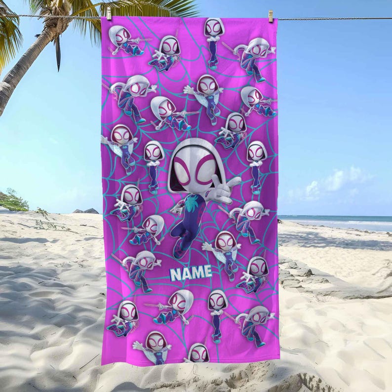 K&ouml;nnte beinhalten: Ein rechteckiges Strandtuch mit einem leuchtend pinkfarbenen Hintergrund und einem wiederkehrenden Muster aus Spider-Gwen-Cartoonfiguren in verschiedenen Posen. Eine gro&szlig;e zentrale Figur ist von einem blauen Spinnennetz und dem Wort NAME umgeben.