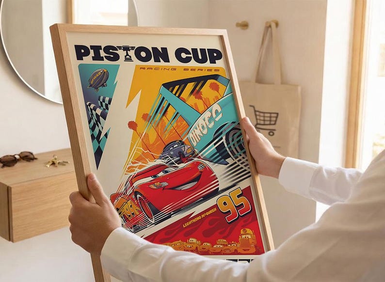 K&ouml;nnte beinhalten: Ein gerahmtes Poster mit einer dynamischen Rennszene. Das Poster zeigt ein rotes Rennauto mit der Nummer 95, den Text "Piston Cup" und andere Rennwagen. Der Hintergrund zeigt eine Zielflagge, ein Luftschiff und den Text "Dinoco."