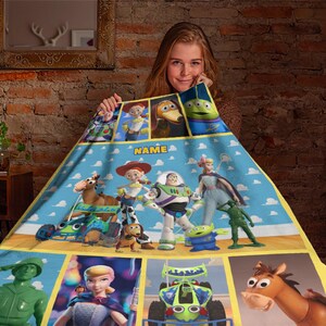 以下が含まれることがあります： トイストーリーの映画フランチャイズのキャラクターが描かれたカラフルな毛布。毛布は、白い雲と黄色の縁取りのある青い背景になっています。キャラクターには、ウッディ、バズ・ライトイヤー、ジェシー、ブルズアイ、スリンキー・ドッグ、レックスが含まれています。毛布には、名前をパーソナライズするためのスペースもあります。