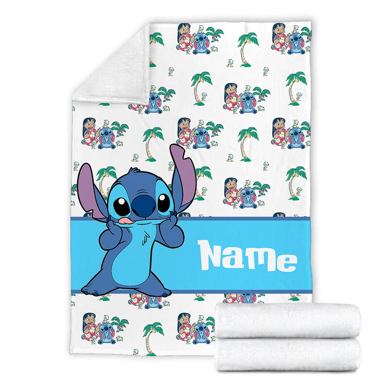 K&ouml;nnte beinhalten: Eine wei&szlig;e Fleecedecke mit einem sich wiederholenden Muster aus Lilo und Stitch sowie Palmen. Ein breites blaues horizontales Band in der Mitte zeigt das Wort Name in wei&szlig;en Buchstaben, mit einer gro&szlig;en blauen Stitch-Figur auf der linken Seite.