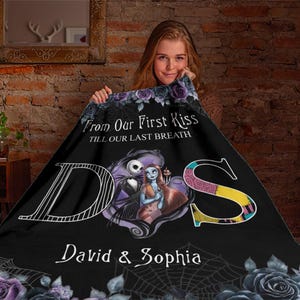 Puede incluir: Manta negra con Jack y Sally de The Nightmare Before Christmas, con el texto "From Our First Kiss Till Our Last Breath". La manta tambi&eacute;n incluye los nombres "David & Sophia".